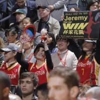 每次作客金洲勇士，就會出現大量林書豪(Jermey Lin)的球迷，林家花園WIN