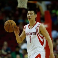 林書豪排名第7的休斯頓火箭隊帶來的的球upcourt在對陣克里夫蘭騎士隊在豐田中心2013年3月22日在德克薩斯州的休斯頓。